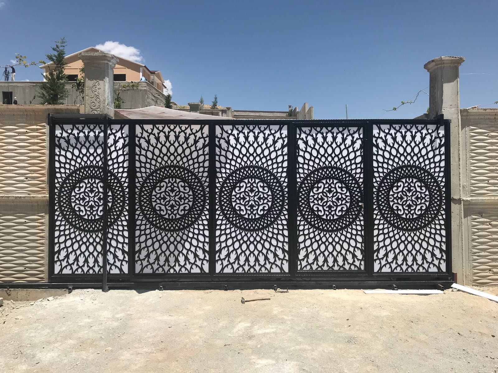 Lazer Desenli Sürgülü Kapılar